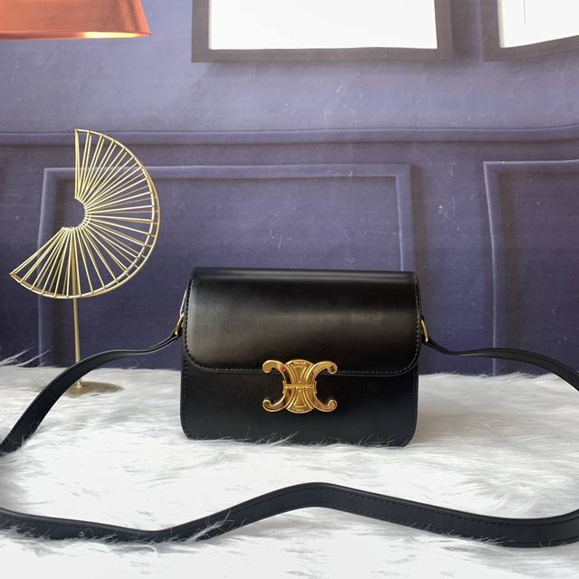 款号C188522黑色Triomphe小号手袋，附1条可调节及可拆卸皮革肩带和一个黄铜塔扣。金色金属件斜挎和肩背黄铜锁扣。尺寸18.5Cmx14Cmx6Cm