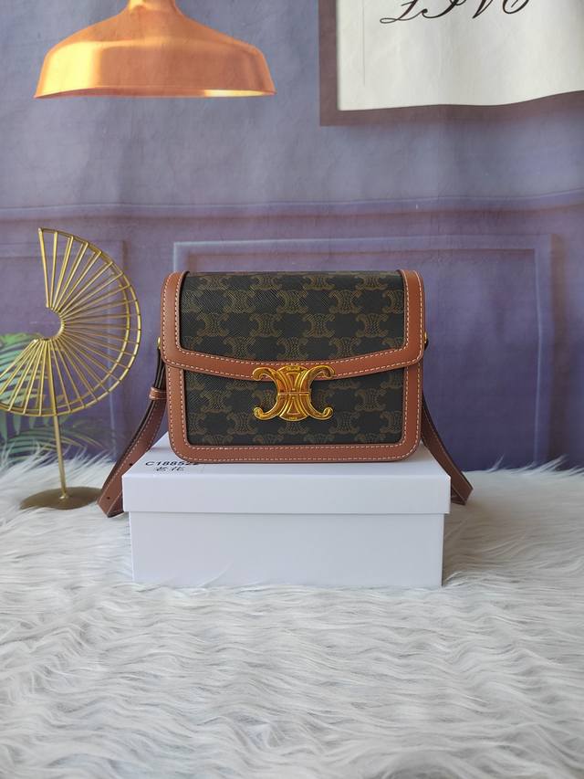 款号C188522老花Triomphe小号手袋，附1条可调节及可拆卸皮革肩带和一个黄铜塔扣。金色金属件斜挎和肩背黄铜锁扣。尺寸18.5Cmx14Cmx6Cm