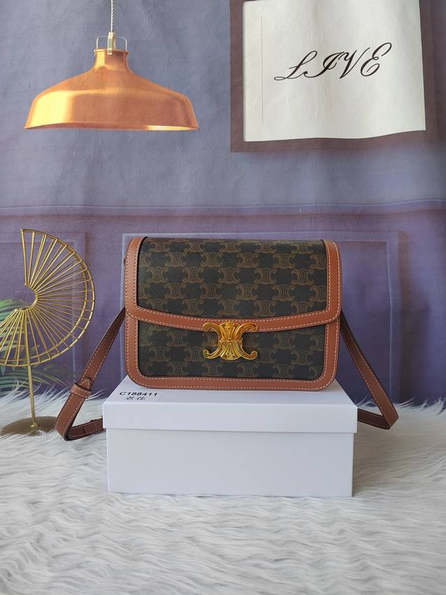 款号C188411老花Triomphe大号手袋，附1条可调节及可拆卸皮革肩带和一个黄铜塔扣。金色金属件斜挎和肩背黄铜锁扣。尺寸22.5Cmx16.5Cmx7.5