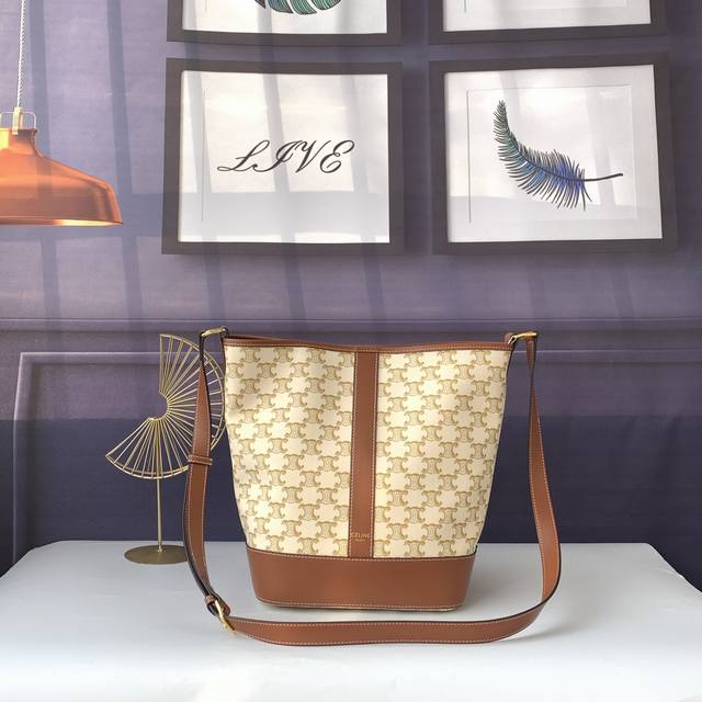 款号C191332 杏花中号标志印花桶包，人造革 牛皮革，内阁织物，斜挎和肩带，按扣开合可调节肩带长 43Cm 尺寸：33Cmx27Cmx17Cm