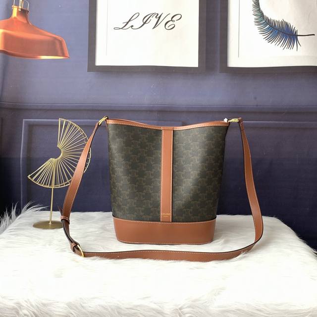 款号C191132 中号标志印花桶包，人造革 牛皮革，内阁织物，斜挎和肩带，按扣开合可调节肩带长 43Cm 尺寸：33Cmx27Cmx17Cm