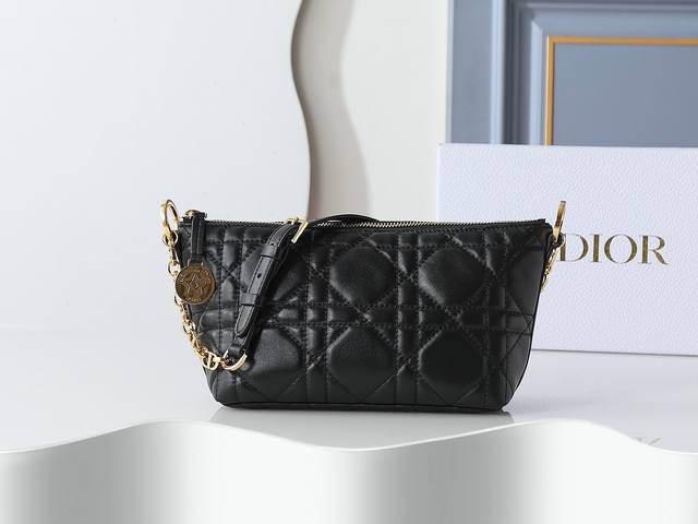 款号3202黑色羊皮Diorstar Hobo铁链手袋，拉链开合，内部设有卡槽，搭配可调节Cd链条肩带，并带有皮革肩带，尺寸：22Cm-14.5Cm-10Cm