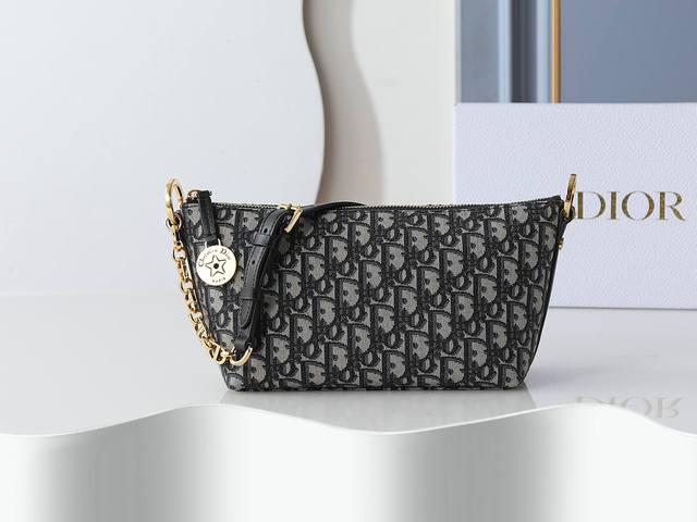 款号3202蓝黑色印花Diorstar Hobo铁链手袋，拉链开合，内部设有卡槽，搭配可调节Cd链条肩带，并带有皮革肩带，尺寸：22Cm-14.5Cm-10Cm