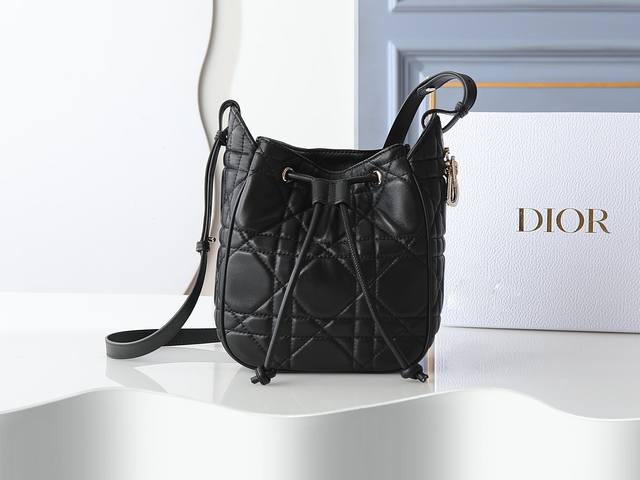 款号2851羊皮黑色小号D-Motion手袋，时尚实用的桶式设计，采用羊皮饰以超大藤格纹缉面线，柔软的版型搭配抽绳开合。尺寸：19.5Cm-17Cm-11Cm