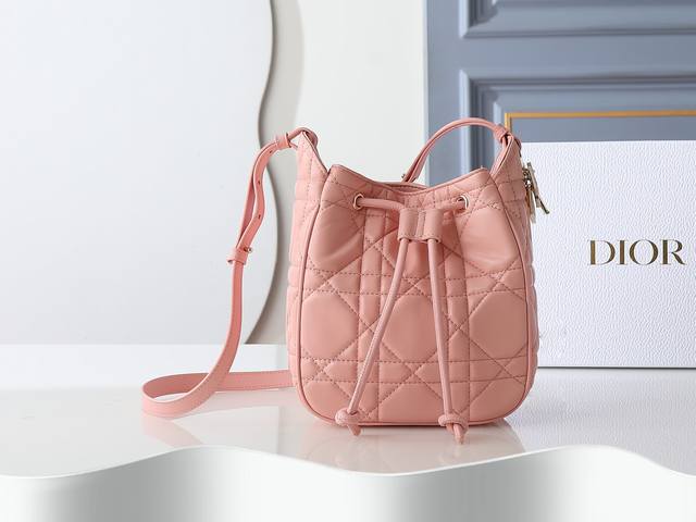 款号2851羊皮粉色小号D-Motion手袋，时尚实用的桶式设计，采用羊皮饰以超大藤格纹缉面线，柔软的版型搭配抽绳开合。尺寸：19.5Cm-17Cm-11Cm