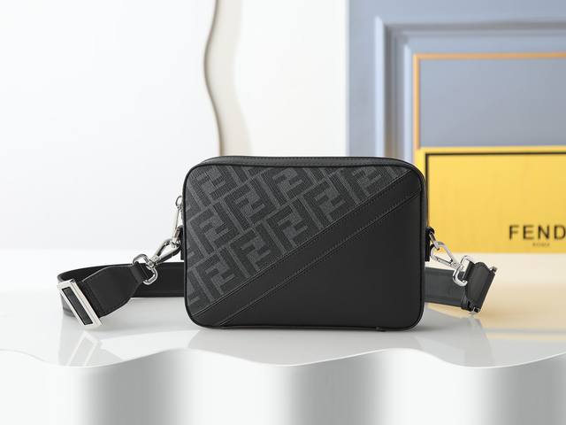 款号F7M0286黑色配黑，紧凑型单肩包，拉链开合，可调节拆卸斜挎肩带，饰有Ff图案，尺寸22Cm－15Cm－4.5Cm