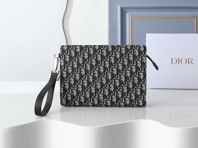 款号483米色印花面料,正面饰以Dior标志提升格调,设有一个可收纳手机的宽大拉链隔层,还有六个卡槽,搭配可拆卸的尼龙提花腕带,可手提或放入手袋中。尺寸:27C 款号483米色印花面料,正面饰以Dior标志提升格调,设有一个可收纳手机的宽大拉链隔层,还有六个卡槽,搭配可拆卸的尼龙提花腕带,可手提或放入手袋中。尺寸:27C