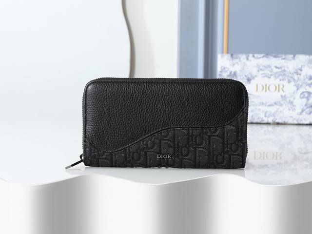 款号315黑色印花面料长款拉链式钱包饰有马鞍造型，内部黑色光滑牛皮革材质，双层现金隔层和12个卡槽。尺寸-19.8-11Cm-2.5Cm