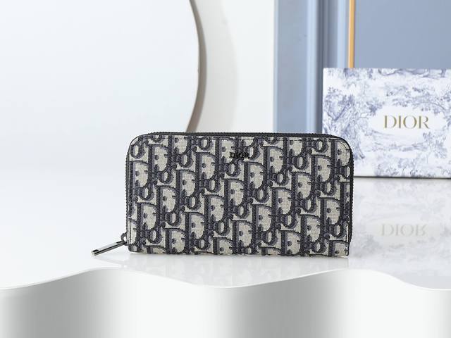 款号252米色印花面料长款拉链式钱包，内部黑色光滑牛皮革材质，双层现金隔层和12个卡槽。尺寸-19.8-11Cm-2.5Cm