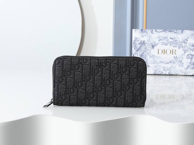 款号252黑色印花面料长款拉链式钱包，内部黑色光滑牛皮革材质，双层现金隔层和12个卡槽。尺寸-19.8-11Cm-2.5Cm