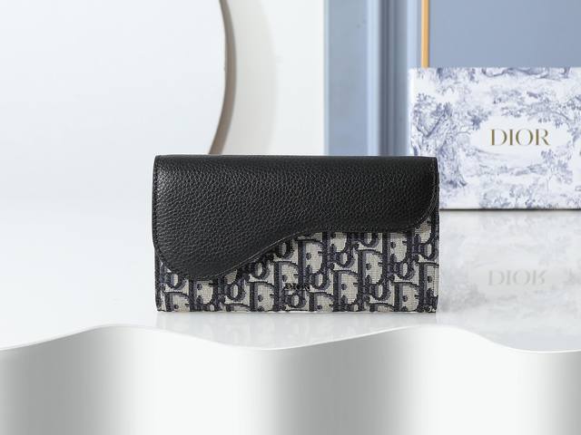 款号315 米色印花面料材质精心制作，搭配同色牛皮马鞍廓形翻盖，14个卡槽，1个中央拉链口袋，尺寸19.8Cm-11Cm-3.5Cm