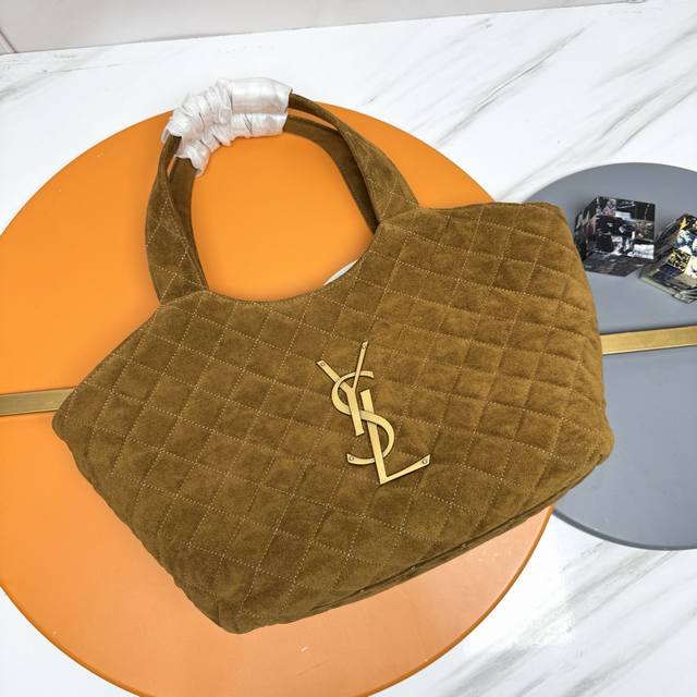 jamie Shopping 绒面革托特包 全新小号Icare购物袋上线，标志性Icare手袋以百搭托特包尺寸呈现。手袋展现现代魅力，演绎多种佩戴方式。比起大号