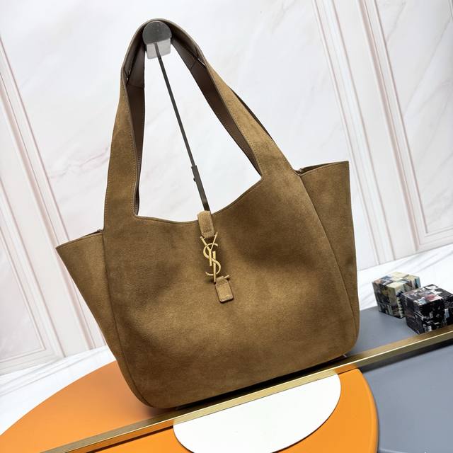 原厂皮 麂皮款_ Bea_新款购物袋 Hobo包 很多女生一到秋冬天就想买只大包，Bea这款就非常合适，从内到外的皮质感都很好，包身内侧有两根皮质系带，系上后就