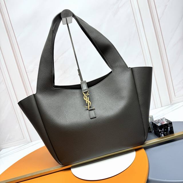 原单 Bea_新款购物袋 Hobo包 很多女生一到秋冬天就想买只大包，Bea这款就非常合适，从内到外的皮质感都很好，包身内侧有两根皮质系带，系上后就变成了只Ho