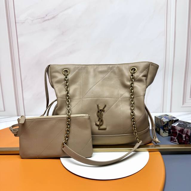 小号 羊皮 古金 Ysl 新款小号Jamie 4.3 Large pochon羊皮腋下包。设计师真的太懂消费者需要什么了吧很多托特包的设计都没法让颜值和实用性两