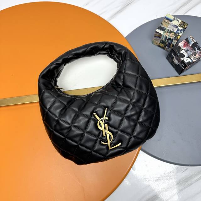 黑羊皮 金 Icare Baby纳帕羊皮手袋 备受瞩目的可颂形状包包闪亮登场，标志性的金属Logo点缀其中，完美结合复古与现代感，堪称本季最令人期待的It Ba