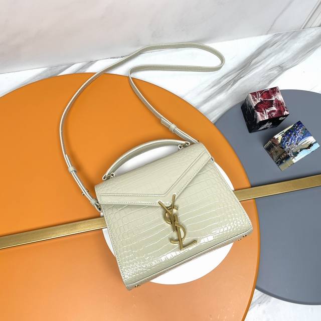 迷你尺寸20Cm 鳄鱼纹手拎包！这个系列特别的设计就是它的旋转式金属扣，匠心设计工艺复杂程度非同一般；内部设有隔层分开形成两个宽敞的内袋及一个卡片插袋，背后有一