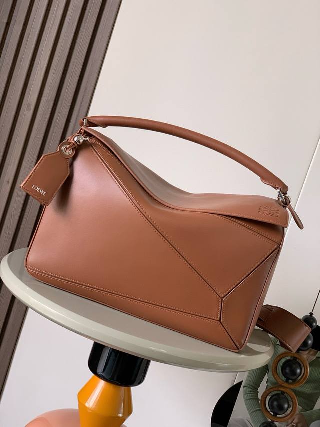 大号纳帕羊皮革 Featherlight puzzle 手袋Featherlight puzzle 以别具一格的几何线条勾勒长方体造型柔软轻盈的纳帕皮革为手袋注