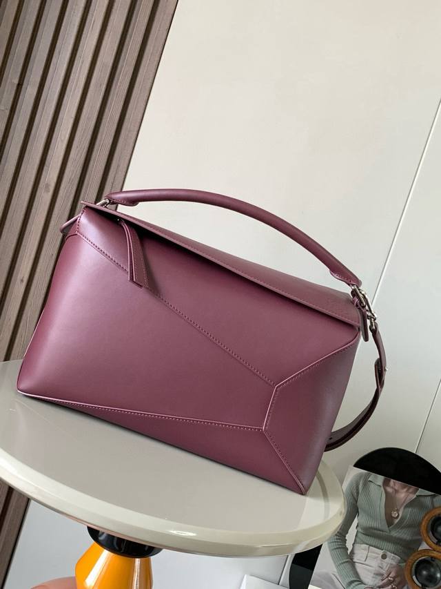 新款亮面牛皮革 puzzle尺寸手袋puzzle 手袋是创意总监乔纳森．安德森 Jonathan Anderson 推出的首款手提包长方体形状和精确的切割技术创