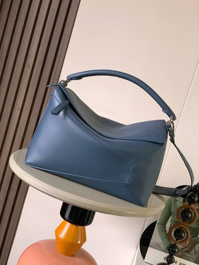 新款亮面牛皮革 puzzle尺寸手袋puzzle 手袋是创意总监乔纳森．安德森 Jonathan Anderson 推出的首款手提包长方体形状和精确的切割技术创