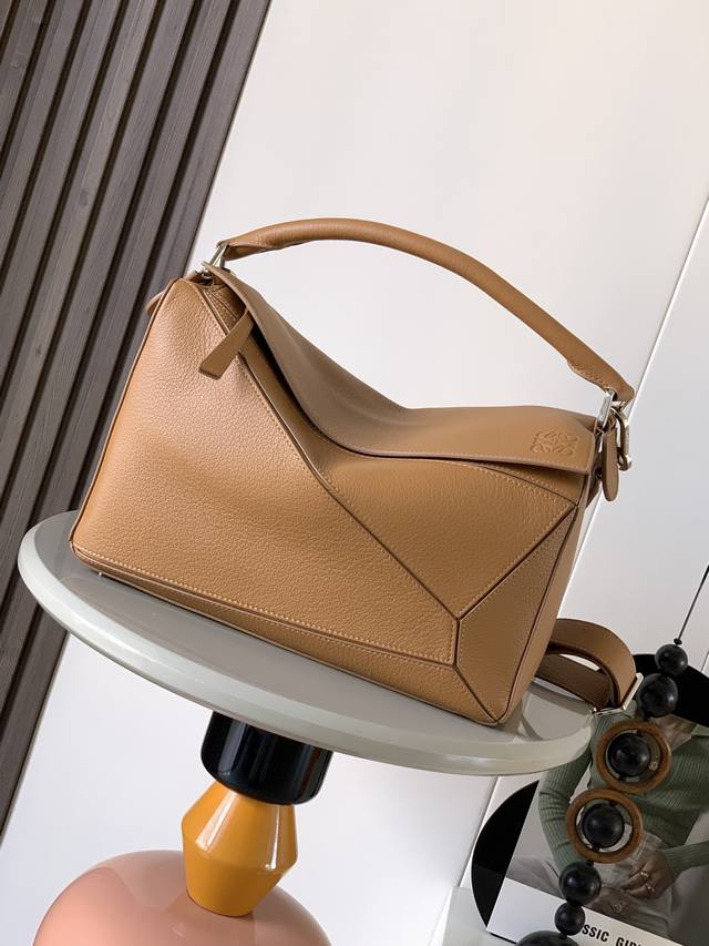 新款puzzle尺寸手袋puzzle 手袋是创意总监乔纳森．安德森 Jonathan Anderson 推出的首款手提包长方体形状和精确的切割技术创造了 puz