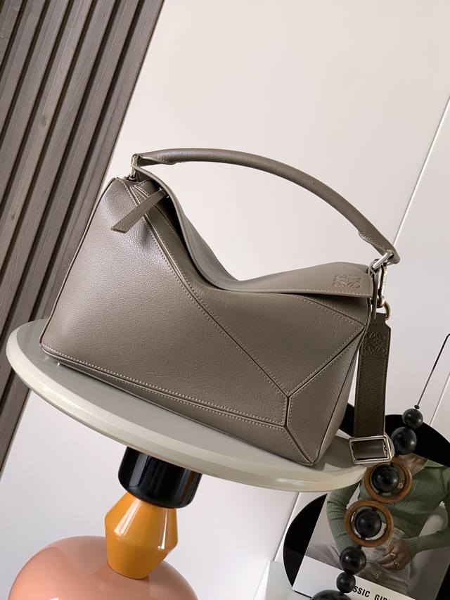 新款puzzle尺寸手袋puzzle 手袋是创意总监乔纳森．安德森 Jonathan Anderson 推出的首款手提包长方体形状和精确的切割技术创造了 puz