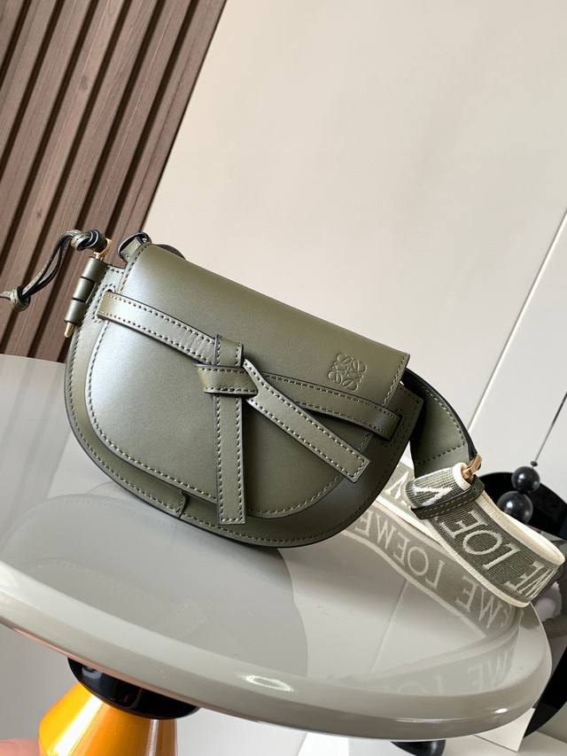 爆款 迷你21Cm 新款字母宽肩带马鞍包Gate Duel手袋寛肩带简直是灵魂之笔赋予了Gate全新的生命包身采用柔软牛皮革精制而成可拆卸调节牛皮提绣花肩带 单