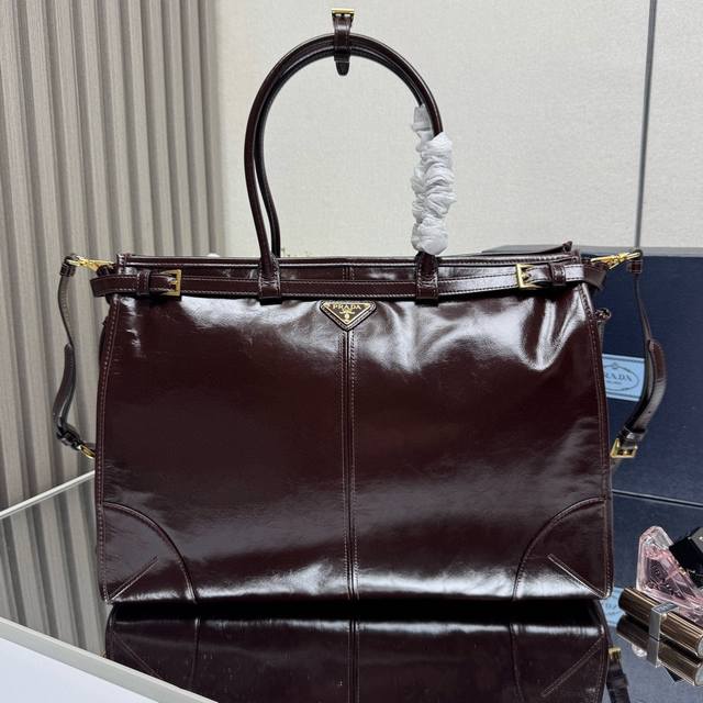 顶级原单 42Cm Lussolf油腊皮1Ba439特大号这款手提斜挎包采用进口油腊皮，油亮的色泽散发出古典气息，配有一条可拆卸调节的长肩带，方便不同场合搭配，