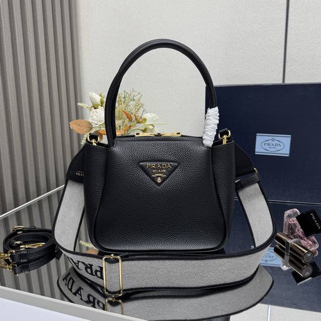 顶级原单 专柜新款小号单肩包1Bc145 双肩带 到货这款包袋采用纹理皮革制成，以反向缝线勾勒出包身柔软、圆润的造型，彰显现代而精致的风格。易于手提或肩背的实用