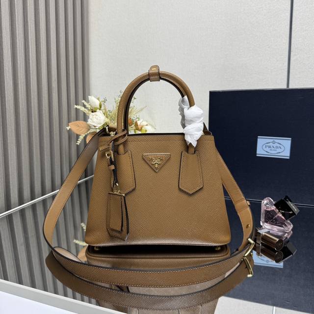 顶级原单 专柜新款 迷你号 1Bg443到货啦 全新Doublebagmini号购物袋Double系列灵感Mini Bag进口粗十字纹牛皮，内里配全羊皮优雅简洁