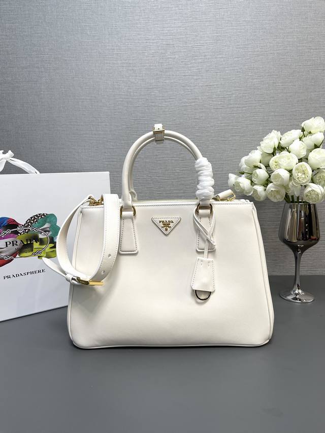 顶级原单 1Ba274平纹皮 新款杀手包，原单品质 Saffiano皮革 皮革双提手 可拆卸可调式皮革肩带 镀金配件 可拆卸皮革钥匙环，三角形皮革上带有金属刻字