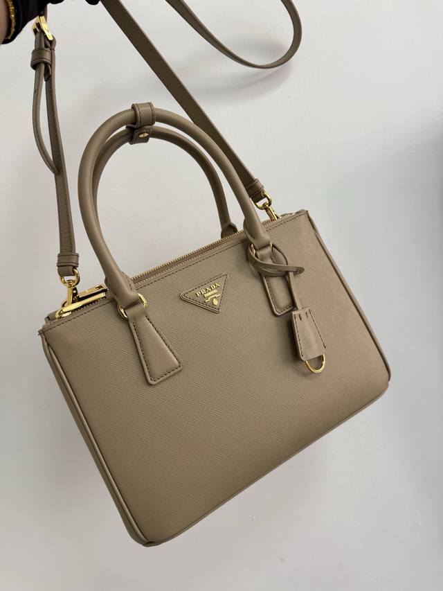 经典爆款1Ba863新色原单货 全面升级版采用进口十字纹牛皮.顶级拉丝五金Galleria 手袋设计经典隽永，最具标志性意义的杀手包，永久不过时的款式，并配有多