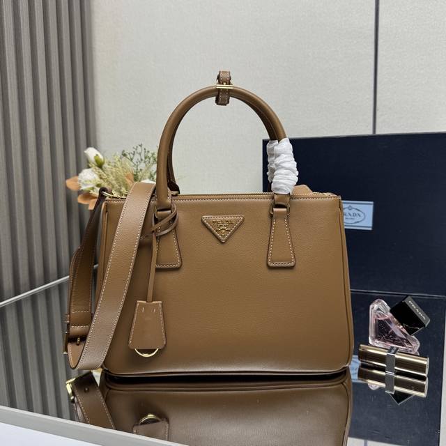 顶级原单 新款中号杀手包1Ba863平纹皮Saffiano皮革 皮革双提手 可拆卸可调式皮革肩带 镀金配件 可拆卸皮革钥匙环，三角形皮革上带有金属刻字徽标 侧面