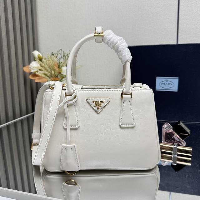 顶级原单 新款小号杀手包1Ba896平纹皮 prada Galleria手袋融合了高超的工业水准和精湛的手工技艺，彰显品牌Dna中固有的精致和隽永风范。这款手袋
