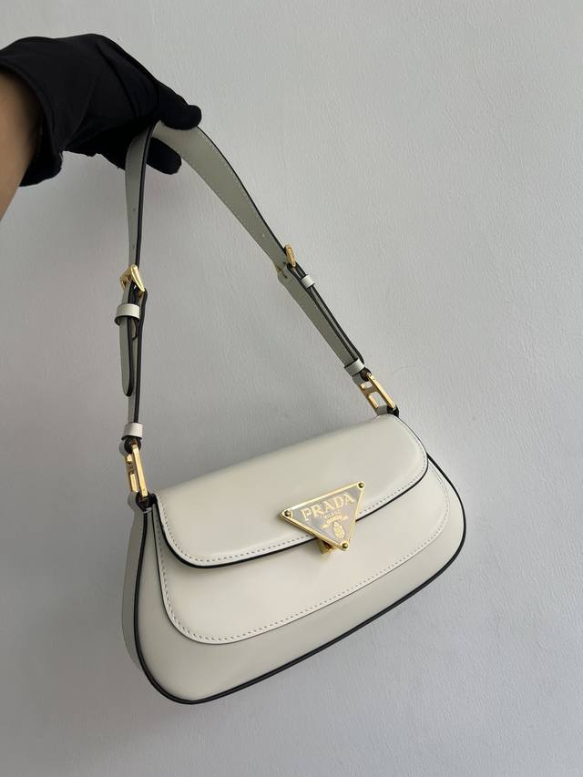 新款腋下包1Bd345 流畅的弧线设计为这款单肩包赋予精致而现代的魅力。风格百搭，配有2条长短肩带 又可调节，适合用作手提包或单肩包 斜跨。现代感十足的亮面皮革