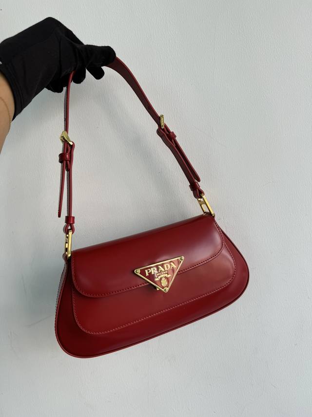 新款腋下包1Bd345 流畅的弧线设计为这款单肩包赋予精致而现代的魅力。风格百搭，配有2条长短肩带 又可调节，适合用作手提包或单肩包 斜跨。现代感十足的亮面皮革