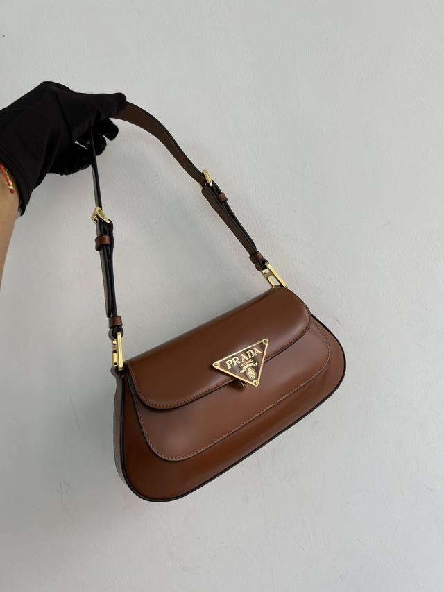 新款腋下包1Bd345 流畅的弧线设计为这款单肩包赋予精致而现代的魅力。风格百搭，配有2条长短肩带 又可调节，适合用作手提包或单肩包 斜跨。现代感十足的亮面皮革