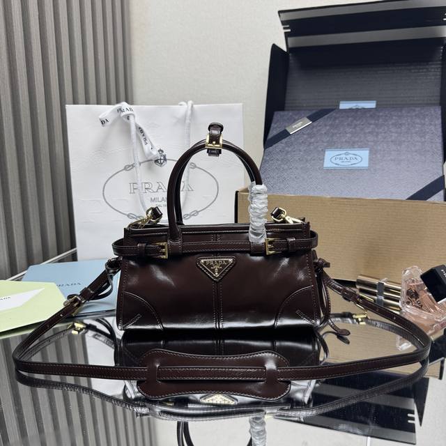 顶级原单 Lussolf油腊皮1Ba486迷你号这款迷你手提斜挎包采用进口油腊皮，油亮的色泽散发出古典气息，配有一条可拆卸调节的长肩带，斜挎，手提，肩带，满足所