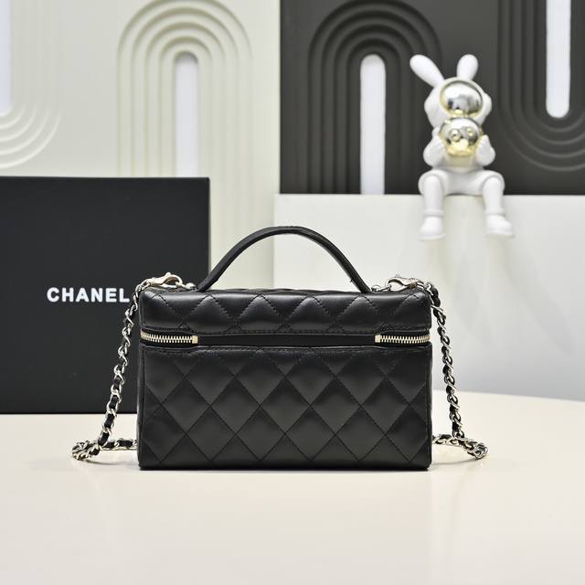 25C饭盒包精致小巧链条手拿包 小羊皮配金色金属 手柄还有小Logo 皮面上一条有弧度的缝线 让整个包看起来更加力挺 链条可拆卸 还可手提容量也很合适 独特的设