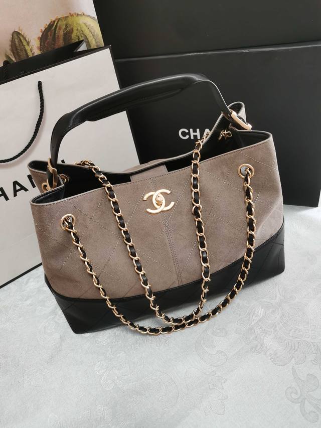 在经典与摩登的交汇处，Chanel这款手袋以菱格纹的精致、金属链的飒爽，演绎着永不褪色的优雅。它是通勤时的气场担当，亦是出街时的时尚密钥，将法式风情揉进每一处细