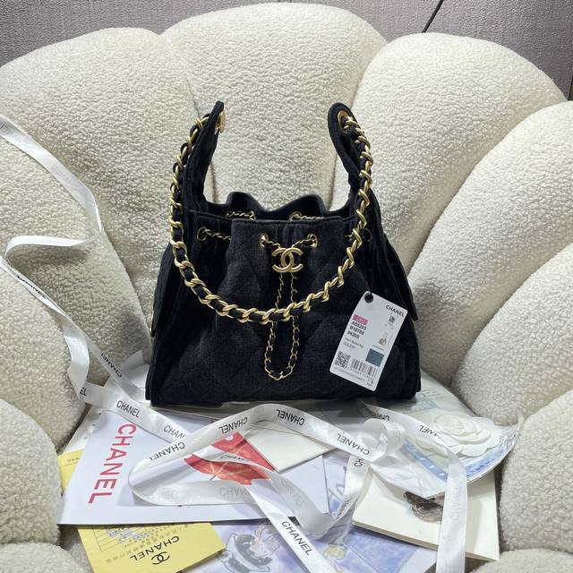 早春走秀系列 尺寸：** 小号 25C 早春秀款来了 想不到24年夏天才刚开始 25年的款就迫不及待要来了 这个购物袋别叫特别的是采用磨砂皮材质 单肩背特别好看