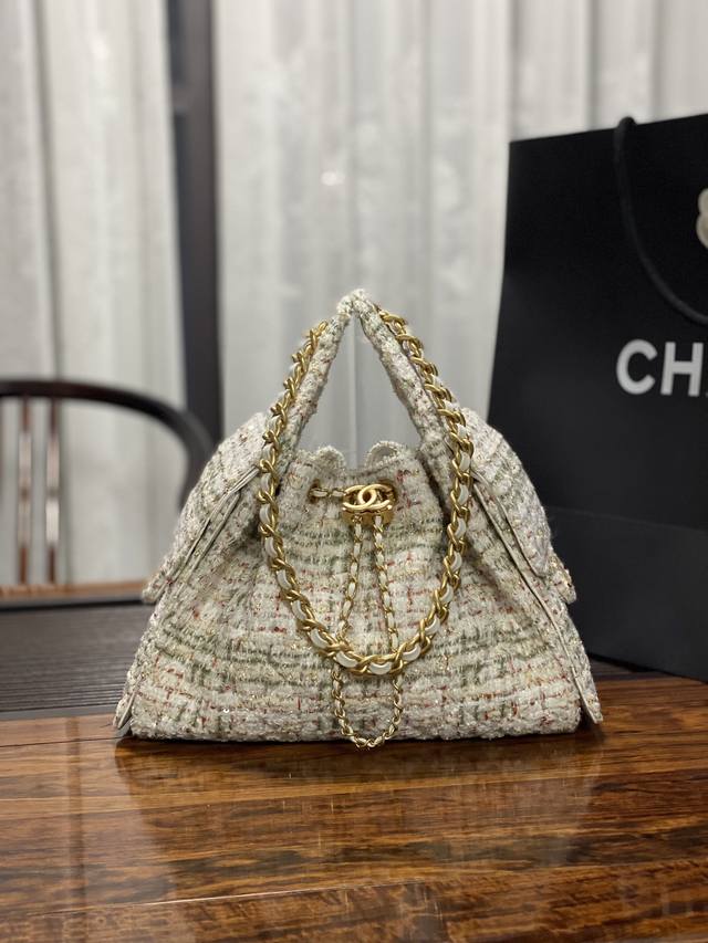 5293 要不说香奈儿的上新总是让人有意外之喜，今年也不例外！香奈儿25C早春系列包包的颜值又上了一个高度。 今天这款多口袋Hobo是这一季的风标，秀场推出后营