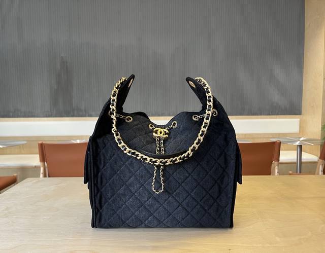 As5311 早春走秀系列 25P春夏牛仔新款嬉皮 随性慵懒的包型当之无愧的春夏度假王者了 ！知性优雅大女主典范 不仅仅是美观更是实用主义完全契合当下大多数人对