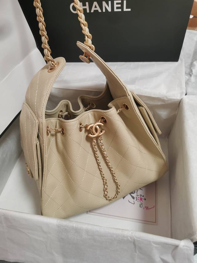 早春走秀系列 25C 早春秀款来了 想不到24年夏天才刚开始 25年的款就迫不及待要来了 这个购物袋别叫特别的是采用磨砂皮材质 单肩背特别好看 可以收缩的五金