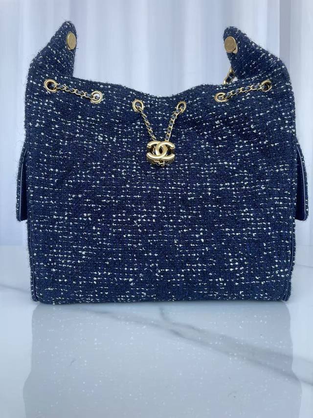 品牌:Chanel型号:As5311简介:原单质量，经典之作，华丽与气质的前沿，是你意想不到的尊贵。皮种:原单牛仔布，里配原版小羊皮。五金:原版五金配制尺寸:3