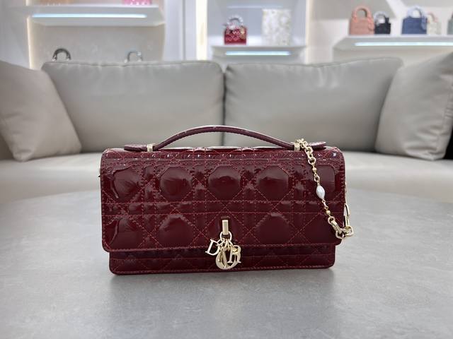 0980羊皮漆皮酒红 Lady Dior 珍珠手拿包 这款手拿包是本季新品,顶部搭配手柄,优雅实用,令 Lady Dior 系列更加丰富。采用羊皮皮革精心制作, 0980羊皮漆皮酒红 Lady Dior 珍珠手拿包 这款手拿包是本季新品,顶部搭配手柄,优雅实用,令 Lady Dior 系列更加丰富。采用羊皮皮革精心制作,