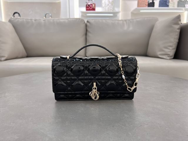 0980羊皮漆皮黑色 Lady Dior 珍珠手拿包 这款手拿包是本季新品，顶部搭配手柄，优雅实用，令 Lady Dior 系列更加丰富。采用羊皮皮革精心制作，