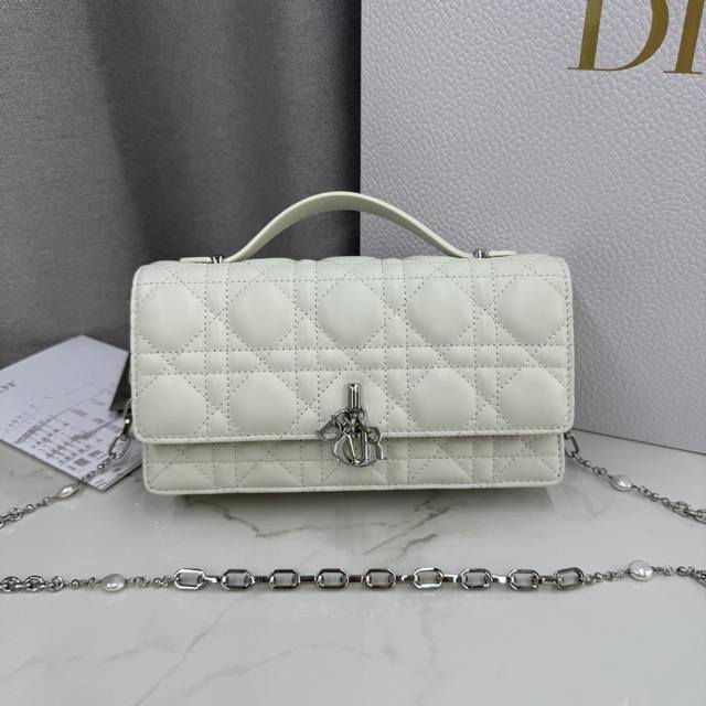 0980羊皮奶白色 Lady Dior 珍珠手拿包 这款手拿包是本季新品,顶部搭配手柄,优雅实用,令 Lady Dior 系列更加丰富。采用羊皮皮革精心制作,饰 0980羊皮奶白色 Lady Dior 珍珠手拿包 这款手拿包是本季新品,顶部搭配手柄,优雅实用,令 Lady Dior 系列更加丰富。采用羊皮皮革精心制作,饰