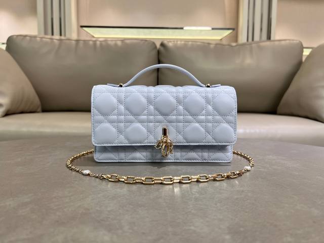 0980羊皮淡蓝色 Lady Dior 珍珠手拿包 这款手拿包是本季新品,顶部搭配手柄,优雅实用,令 Lady Dior 系列更加丰富。采用羊皮皮革精心制作,饰 0980羊皮淡蓝色 Lady Dior 珍珠手拿包 这款手拿包是本季新品,顶部搭配手柄,优雅实用,令 Lady Dior 系列更加丰富。采用羊皮皮革精心制作,饰
