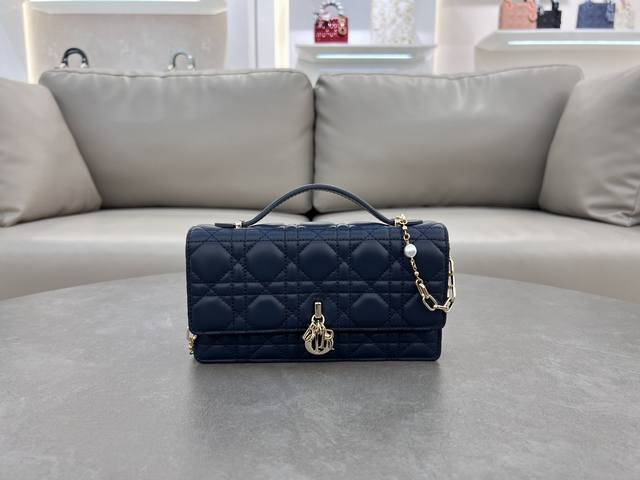 0980羊皮宝蓝色 Lady Dior 珍珠手拿包 这款手拿包是本季新品，顶部搭配手柄，优雅实用，令 Lady Dior 系列更加丰富。采用羊皮皮革精心制作，饰